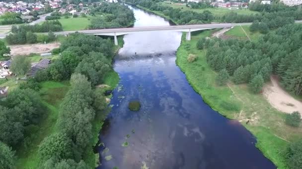 以上河流和桥飞 — 图库视频影像