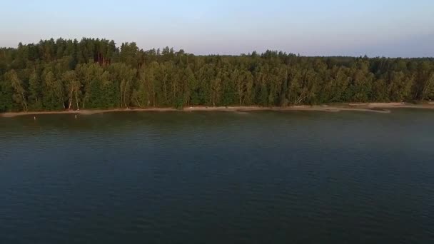 s'envoler de la plage sur le lac 