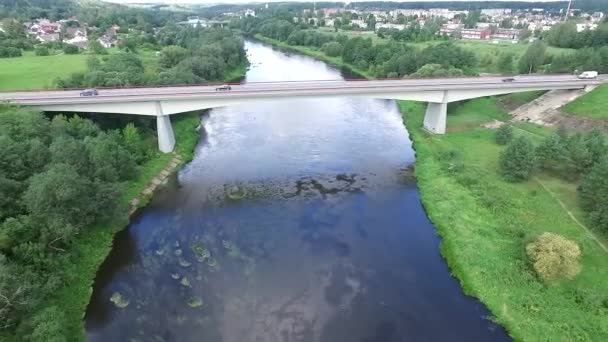 Flying Μακριά Από Γέφυρα Κοντά Στο Ποτάμι Και Μικρή Πόλη — Αρχείο Βίντεο