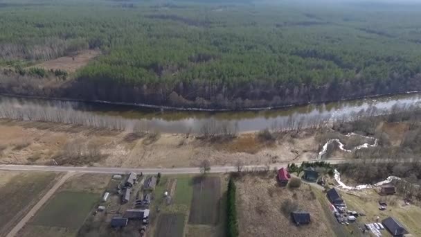 Über Straße Und Fluss Fliegen — Stockvideo