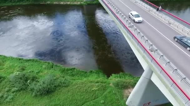 Aterrizaje Sobre Puente Cerca Del Río Pequeña Ciudad — Vídeo de stock
