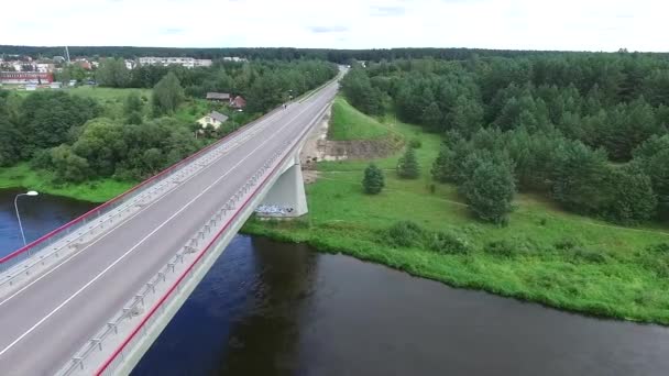 Πανοραμική Θέα Πάνω Από Γέφυρα Κοντά Στο Ποτάμι — Αρχείο Βίντεο