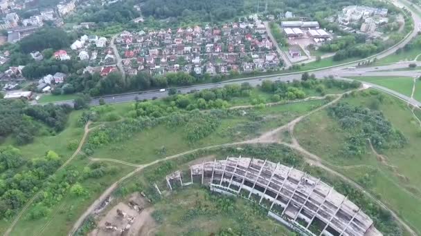 Blick Über Die Stadt Nahe Des Verlassenen Stadions — Stockvideo