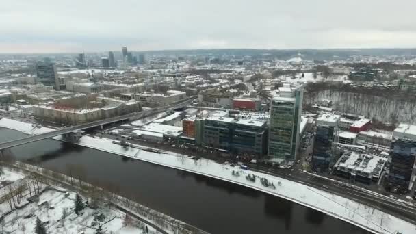 Blick Über Die Stadt Flussnähe Mit Rotationswinter — Stockvideo