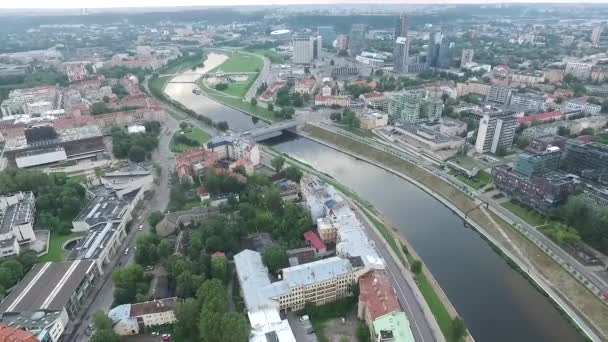 Panorama Över Staden Nära Floden — Stockvideo