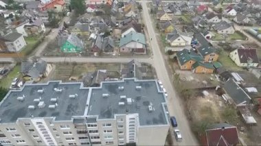 Üzerinde küçük kasabayı yükselen