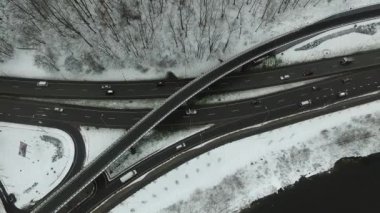 dikey kavşak üzerinde şehir kışın yükselen yavaş