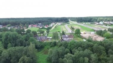 Nehrin üzerinde iplik ve köprü yaklaşan