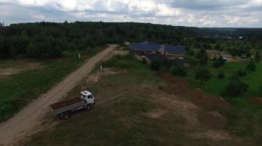 Forest yakınındaki çakıl yolda hareket kamyon