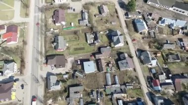 Binalar üzerinde yükselen dikey