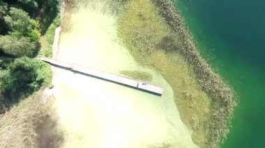 Göle küçük köprü üzerinden dikey görünüm