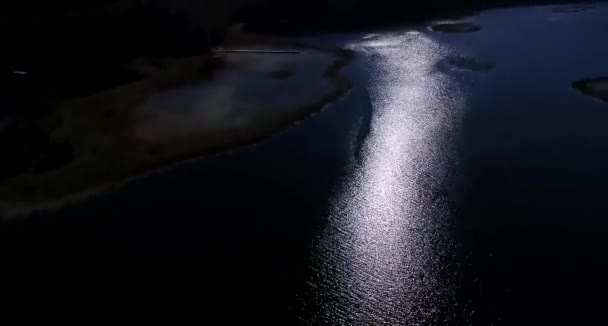 Opstaan Vlucht Boven Het Meer Buurt Van Bos Avond Nacht — Stockvideo