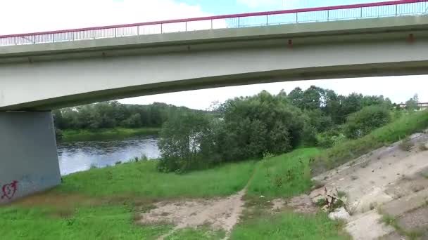 Levantándose Sobre Puente Cerca Del Río Pequeña Ciudad Distancia — Vídeos de Stock