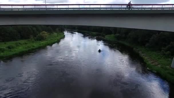 Levantándose Sobre Puente Sobre Río Pequeña Ciudad Distancia — Vídeo de stock