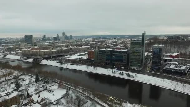 Város Közelében Folyó Téli Felett Emelkedő — Stock videók