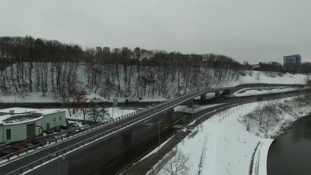 Aterrizaje Lento Cerca Del Río Invierno Ciudad Metraje De Stock