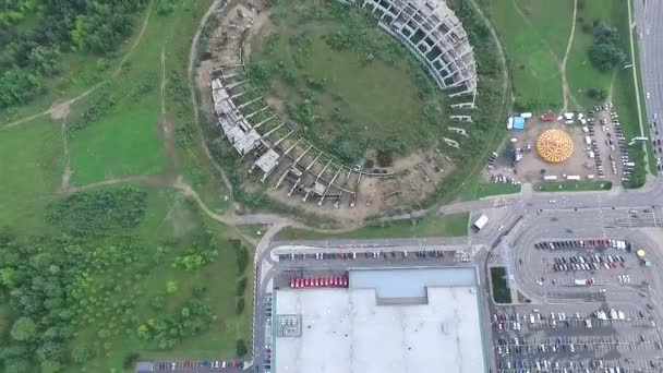 Senkrechtflug Über Supermarkt Und Verlassenes Stadion — Stockvideo