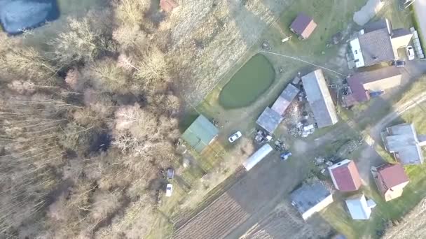 Atterrissage Vertical Sur Les Maisons Près Forêt — Video