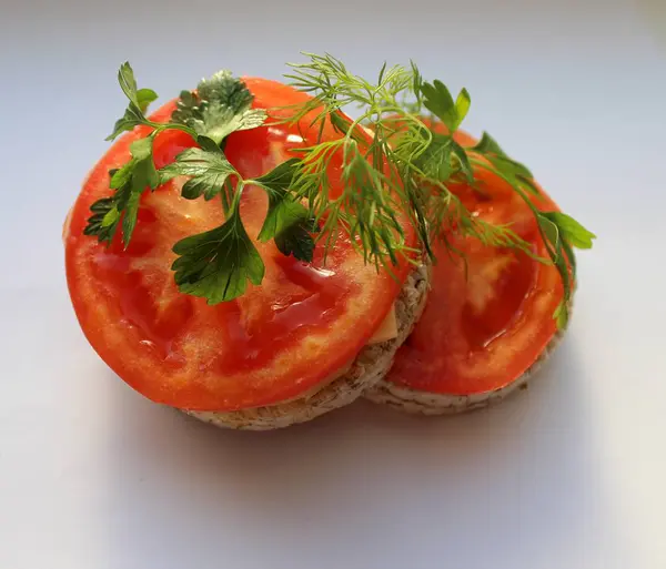 Sağlıklı gıda teslim ve diyet kavramı almak uzakta fitness yemek kilo kaybı beslenme folyo kavrulmuş patlıcan guacamole ve taze domates ve diğer yemekler, Beyaz ahşap kutular