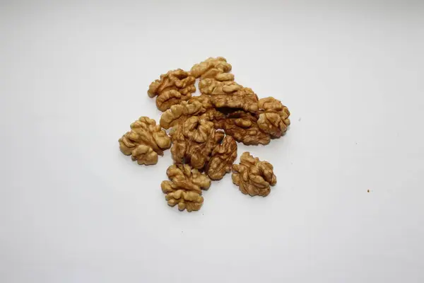 Ceviz çekirdekleri ve eski ahşap masadaki cevizler.