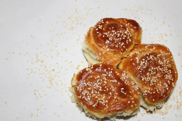 beyaz izole susam ile lezzetli çörekler