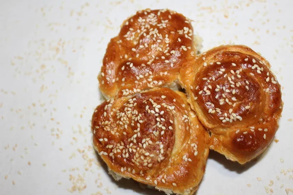 beyaz izole susam ile lezzetli çörekler