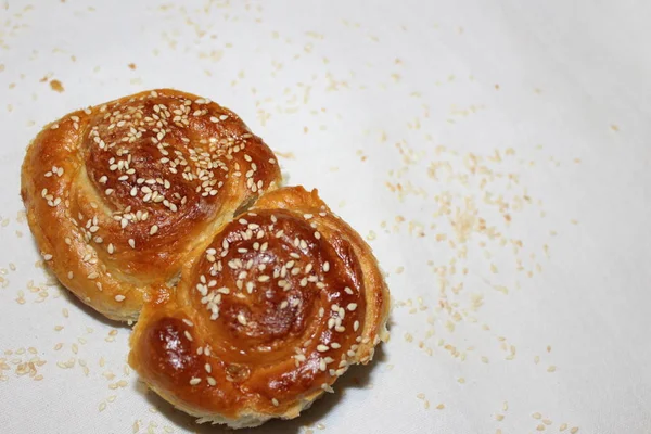 beyaz izole susam ile lezzetli çörekler