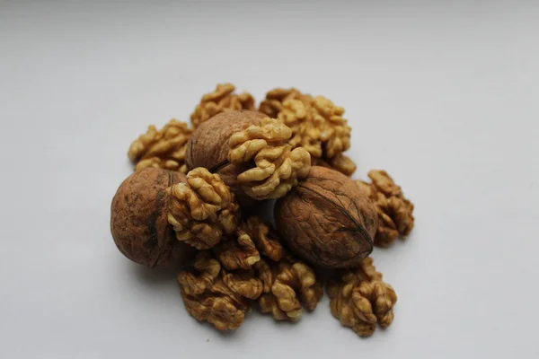 Ceviz çekirdekleri ve eski ahşap masadaki cevizler.