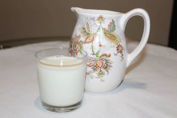 sürahi ve bardak süt yulaf ezmeli kurabiye ile 