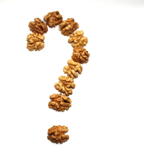 Ceviz çekirdekleri ve eski ahşap masadaki cevizler.