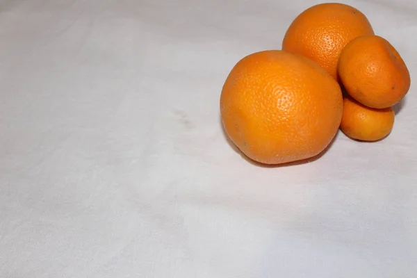 Mandarine Und Orange Auf Dem Brett Ein Hintergrund Von Orange — Stockfoto