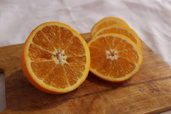 Mandarin ve turuncu turuncu sulu lezzetli vitamini sağlıklı bir arka plan gemide