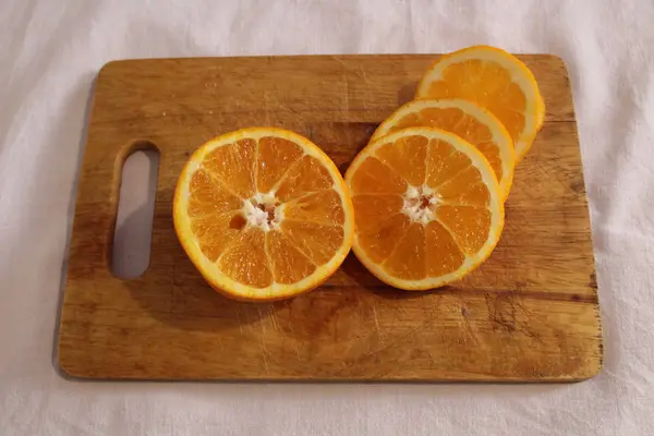 Mandarin ve turuncu turuncu sulu lezzetli vitamini sağlıklı bir arka plan gemide