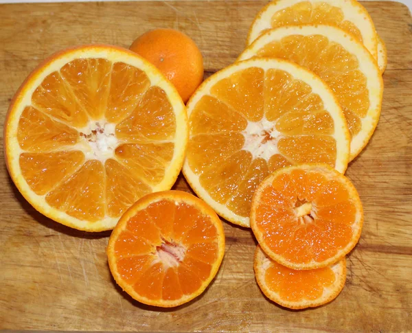 Mandarin ve turuncu turuncu sulu lezzetli vitamini sağlıklı bir arka plan gemide