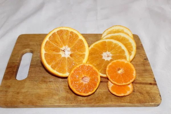 Mandarine Und Orange Auf Dem Brett Ein Hintergrund Von Orange — Stockfoto