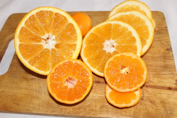 Mandarin ve turuncu turuncu sulu lezzetli vitamini sağlıklı bir arka plan gemide