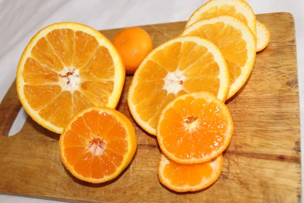 Mandarin ve turuncu turuncu sulu lezzetli vitamini sağlıklı bir arka plan gemide