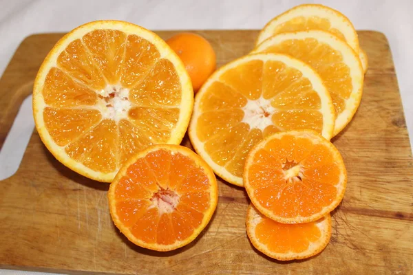 Mandarine Und Orange Auf Dem Brett Ein Hintergrund Von Orange — Stockfoto