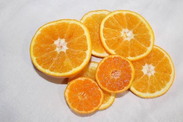 Mandarin ve kumaş üzerine turuncu turuncu sulu lezzetli vitamini sağlıklı arka plan