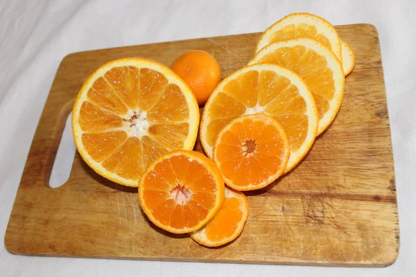 Mandarin ve turuncu turuncu sulu lezzetli vitamini sağlıklı bir arka plan gemide