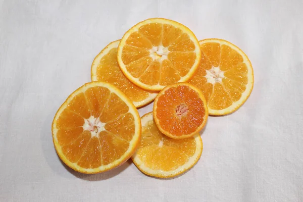 Mandarin ve kumaş üzerine turuncu turuncu sulu lezzetli vitamini sağlıklı arka plan