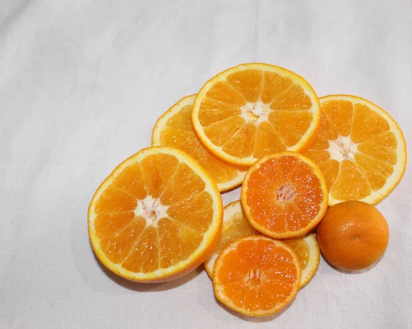 Mandarin ve kumaş üzerine turuncu turuncu sulu lezzetli vitamini sağlıklı arka plan