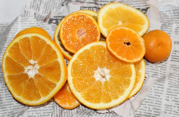 Mandarin ve Gazeteler üzerinde turuncu turuncu sulu lezzetli vitamini sağlıklı arka plan