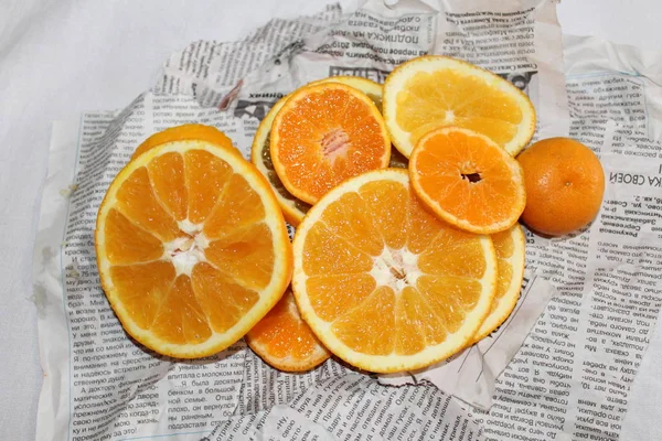Mandarin ve Gazeteler üzerinde turuncu turuncu sulu lezzetli vitamini sağlıklı arka plan