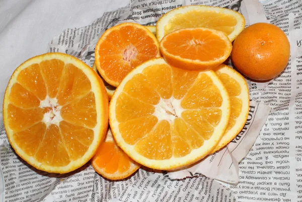 Mandarin ve Gazeteler üzerinde turuncu turuncu sulu lezzetli vitamini sağlıklı arka plan