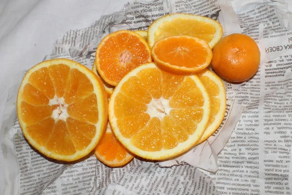 Mandarin ve Gazeteler üzerinde turuncu turuncu sulu lezzetli vitamini sağlıklı arka plan