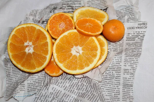 Mandarin ve Gazeteler üzerinde turuncu turuncu sulu lezzetli vitamini sağlıklı arka plan