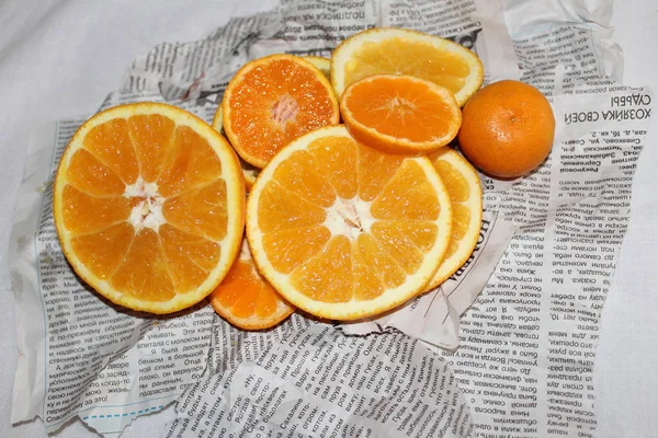 Mandarin ve Gazeteler üzerinde turuncu turuncu sulu lezzetli vitamini sağlıklı arka plan