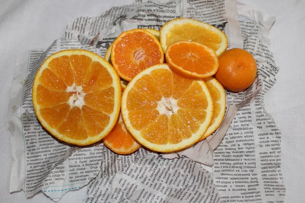 Mandarin ve Gazeteler üzerinde turuncu turuncu sulu lezzetli vitamini sağlıklı arka plan