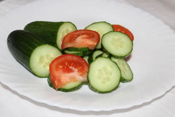 taze domates, salatalık ile bir kase. Sembolik görüntü. Lezzetli ve sağlıklı snack kavramı. Beyaz arka plan. Kapa çeneni. Cephe.
